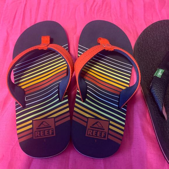 2 Pairs of girls Flip Flops- Sz 1-2 - Picture 3 of 12
